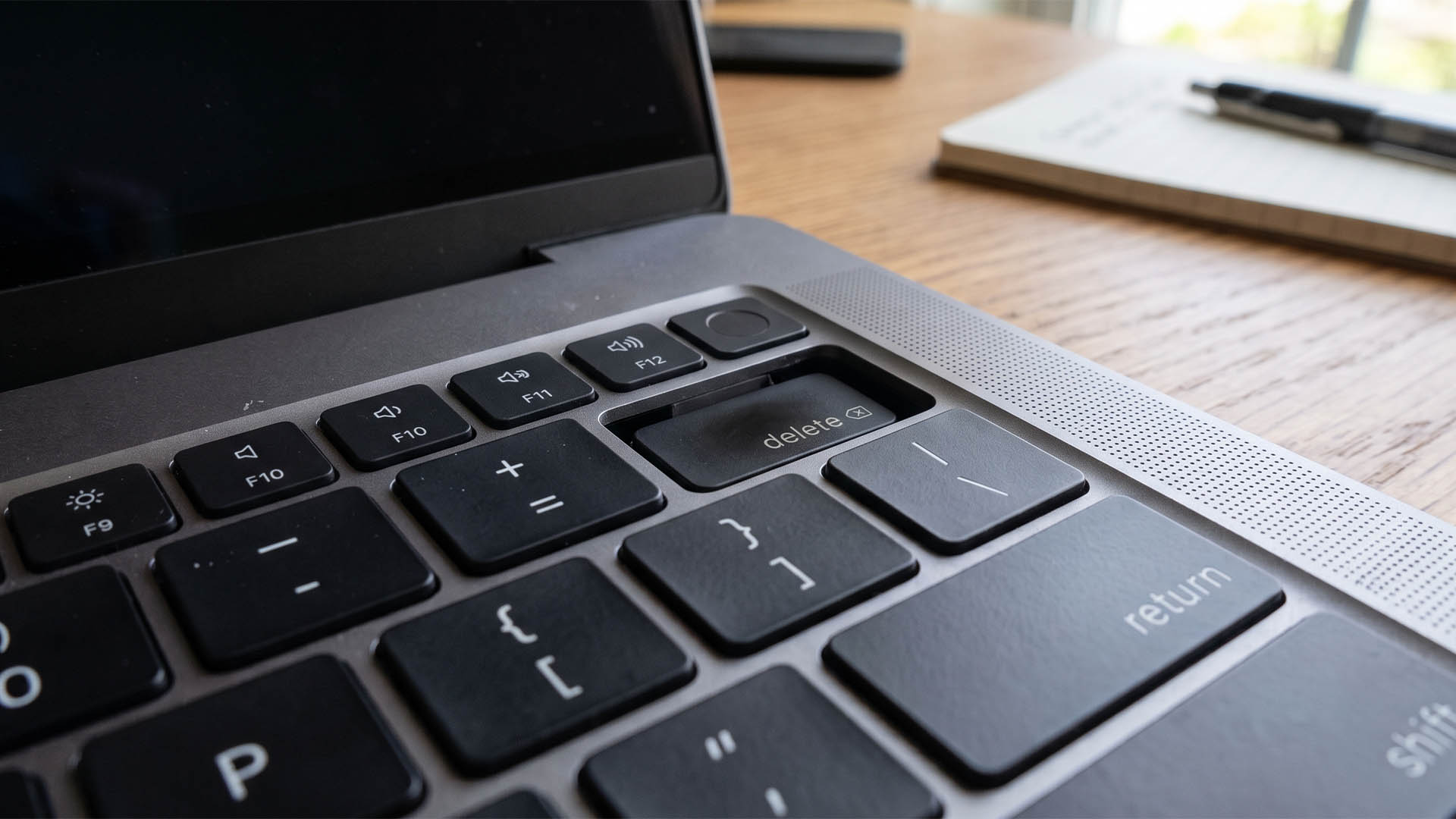 مالک مک‌بوک پرو M5 Max: دماهای بالا باعث گیر کردن کلید Backspace شد